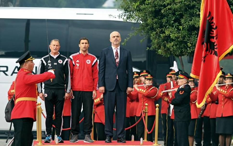 OTTOBRE - Una parata al fianco del primo ministro Rama e del capitano Cana (C)  l’onore riservato al c.t. Gianni De Biasi per la prima, storica qualificazione dell’Albania a un Europeo. Decisiva la vittoria per 2-0 in casa dell’Armenia (Epa)
